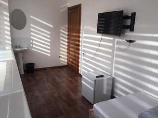 Мини-отель Crazy Horse Алматы Одноместный номер с общим душем и туалетом-3